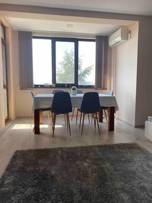 Sunny Spacious Apartment In A Great Location Kazanluk Bagian luar foto