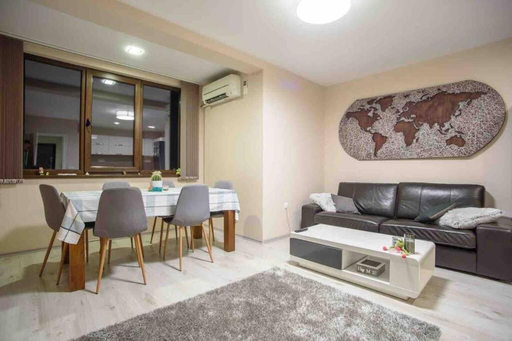 Sunny Spacious Apartment In A Great Location Kazanluk Bagian luar foto