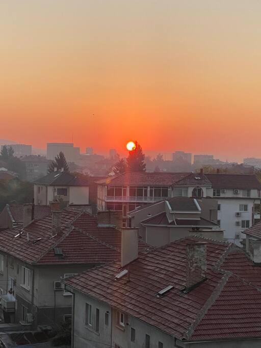 Sunny Spacious Apartment In A Great Location Kazanluk Bagian luar foto